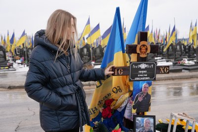 Лілія Ільченко біля могили загиблого чоловіка, волонтера В'ячеслава Ільченка, Харків Лілія Ільченко біля могили загиблого чоловіка, волонтера В'ячеслава Ільченка, Харків