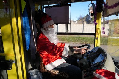 Водій тролейбуса у Херсоні у костюмі Санти вітав пасажирів із Новим роком Водій тролейбуса у Херсоні у костюмі Санти вітав пасажирів із Новим роком