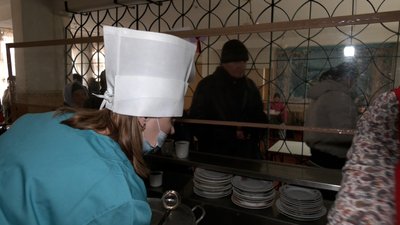 У Слов'янську для нужденних готують безоплатні обіди: де і як працюють "соціальні" їдальні