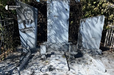 В Одесі через російську атаку пошкоджено кладовище: фото В Одесі через російську атаку пошкоджено кладовище: фото