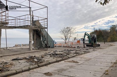В Одесі працює важка техніка біля інклюзивного пляжу "Дельфін" В Одесі працює важка техніка біля інклюзивного пляжу "Дельфін"