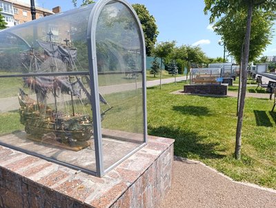Встановив національний рекорд: черкащанин майструє моделі кораблів у себе на балконі