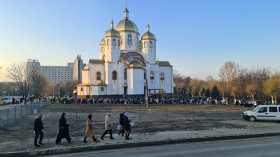 Віряни біля Собору Різдва Христового на вулиці Небесної Сотні у Чернівцях Віряни біля Собору Різдва Христового на вулиці Небесної Сотні у Чернівцях