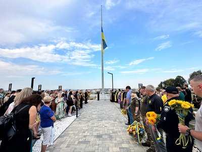 У Чернівцях біля флагштока облаштували Алею Слави загиблих військових У Чернівцях біля флагштока облаштували Алею Слави загиблих військових