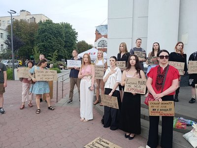 Чергова акція на підтримку Михайла Федорова: у Хмельницькому зібралися містяни Чергова акція на підтримку Михайла Федорова: у Хмельницькому зібралися містяни
