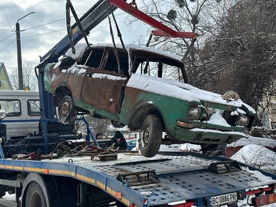 У Львові продовжують евакуювати покинути автівки: куди забирають авто У Львові продовжують евакуювати покинути автівки: куди забирають авто