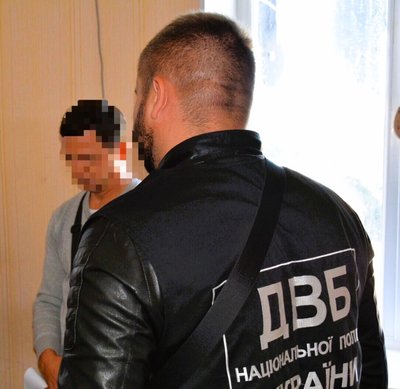 15 тисяч грн за автомобіль. У Миколаєві затримано чоловіка, якого підозрюють у хабарництві 15 тисяч грн за автомобіль. У Миколаєві затримано чоловіка, якого підозрюють у хабарництві