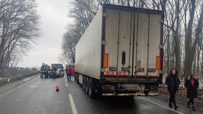 На Черкащині зіткнулись вантажівка та легковик. Водій останнього загинув На Черкащині зіткнулись вантажівка та легковик. Водій останнього загинув