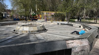 У Полтаві демонтують аварійний фонтан у парку імені Євгенія "Малі" Браха У Полтаві демонтують аварійний фонтан у парку імені Євгенія "Малі" Браха