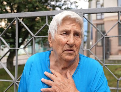 Христина, пенсіонерка, роздача їжі, Жовтий фартух Христина, пенсіонерка, роздача їжі, Жовтий фартух
