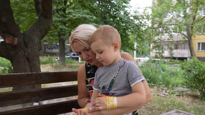 У дитсадку Дніпра хлопчик впав на скло, коли йшов до укриття: що про інцидент розповіла мама та працівники закладу У дитсадку Дніпра хлопчик впав на скло, коли йшов до укриття: що про інцидент розповіла мама та працівники закладу