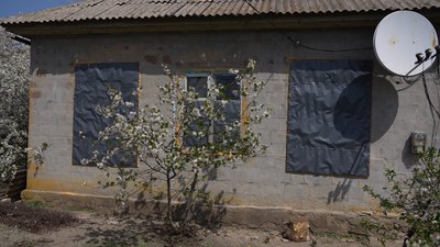 "Коли стріляють — молимося Богу": як живуть у прифронтовій Великомихайлівці за 20 км від лінії зіткнення "Коли стріляють — молимося Богу": як живуть у прифронтовій Великомихайлівці за 20 км від лінії зіткнення