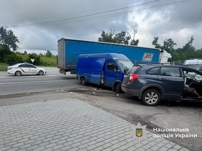 У Вінницькому районі зіткнулися три автомобілі: є травмований