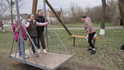 Гойдалка та тризуб: житель Вінниччини створює дерев’яні вироби Гойдалка та тризуб: житель Вінниччини створює дерев’яні вироби