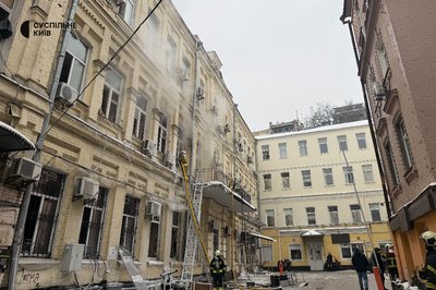 Сильне задимлення: у центрі Києва спалахнула пожежа Сильне задимлення: у центрі Києва спалахнула пожежа
