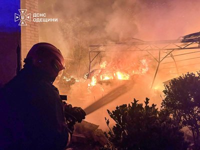 РФ атакувала два райони Одещини: горіли будинки та автівки РФ атакувала два райони Одещини: горіли будинки та автівки