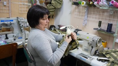 Шиє для фронту в пам’ять про сина: у Вінниці мати загиблого воїна продовжує його справу Шиє для фронту в пам’ять про сина: у Вінниці мати загиблого воїна продовжує його справу