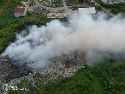У Тячівському районі ліквідували пожежу на сміттєсортувальному майданчику У Тячівському районі ліквідували пожежу на сміттєсортувальному майданчику
