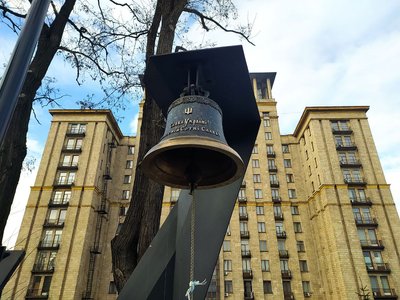 Прикрашали під звуки тривоги. У на Алеї Героїв Небесної Сотні встановили "Ялинку для Героїв"