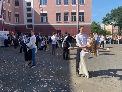Випусники вінницького ліцею передали українським військовим дрони Випусники вінницького ліцею передали українським військовим дрони