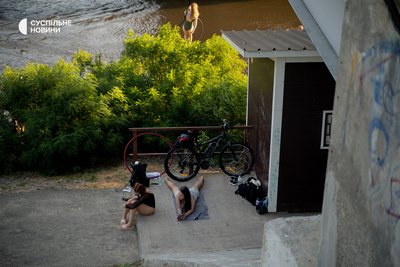 дівчата у зоні відпочинку на Трухановому острові, Київ, 13 липня 2024 року дівчата у зоні відпочинку на Трухановому острові, Київ, 13 липня 2024 року