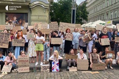 "Я дуже не люблю бути непочутою": в Одесі другий день поспіль відбувається акція проти відставки Михайла Федорова "Я дуже не люблю бути непочутою": в Одесі другий день поспіль відбувається акція проти відставки Михайла Федорова