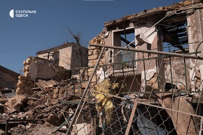 Готують їсти на вогні: як живуть мешканці пошкодженого внаслідок атаки РФ будинку в Одесі Готують їсти на вогні: як живуть мешканці пошкодженого внаслідок атаки РФ будинку в Одесі