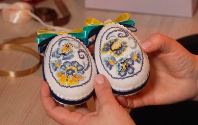 "Вишиває" писанки вечорами: майстриня із Рівного створює великодній декор "Вишиває" писанки вечорами: майстриня із Рівного створює великодній декор