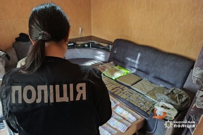 Щомісяця продавали наркотики на пів мільйона гривень: затримали трьох черкащан Щомісяця продавали наркотики на пів мільйона гривень: затримали трьох черкащан