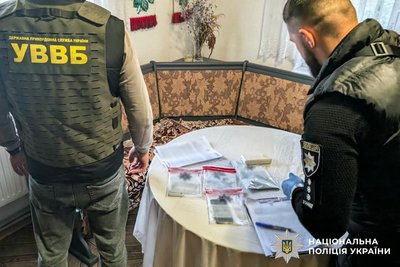 Чоловіка підозрюють у переправленні за держкордон двох військовозобов’язаних за 24 тис. доларів США на Рівненщині Чоловіка підозрюють у переправленні за держкордон двох військовозобов’язаних за 24 тис. доларів США на Рівненщині