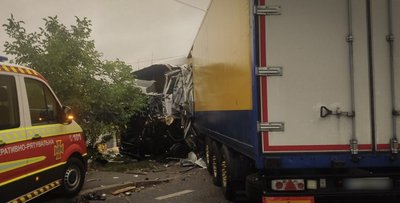 На Львівщині зіткнулися дві вантажівки: травмовано двох водіїв На Львівщині зіткнулися дві вантажівки: травмовано двох водіїв
