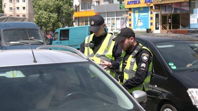 Операція "Маячок": у Рівному поліцейські перевіряли чи пропускають водії "швидку" Операція "Маячок": у Рівному поліцейські перевіряли чи пропускають водії "швидку"