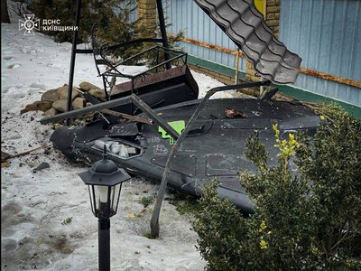 Пошкоджені будинки та автомобіль: наслідки російської атаки фіксують у кількох районах Київщини Пошкоджені будинки та автомобіль: наслідки російської атаки фіксують у кількох районах Київщини