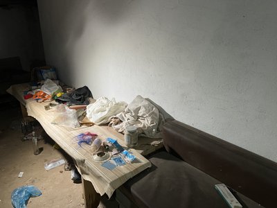 Укриття в будинку в Чернівцях, де імовірно живуть безхатьки Укриття в будинку в Чернівцях, де імовірно живуть безхатьки