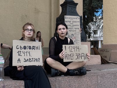 У Полтаві люди втретє вийшли на мирний мітинг проти закону, який нівелює незалежність НАБУ та САП У Полтаві люди втретє вийшли на мирний мітинг проти закону, який нівелює незалежність НАБУ та САП