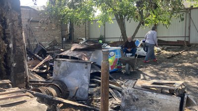 Люди у своєму подвір'ї, в яке влучив дрон РФ Люди у своєму подвір'ї, в яке влучив дрон РФ