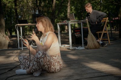 Учасниця літературного слему у Близнюках читає вірш Учасниця літературного слему у Близнюках читає вірш