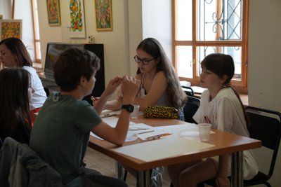 Малювали і допомагали ЗСУ: у Сумах організували майстер-клас із Самчиківського розпису Малювали і допомагали ЗСУ: у Сумах організували майстер-клас із Самчиківського розпису