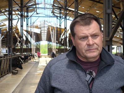 Директор Олександр Красовський в приміщенні розбитої ферми у Мокрій Руській Директор Олександр Красовський в приміщенні розбитої ферми у Мокрій Руській