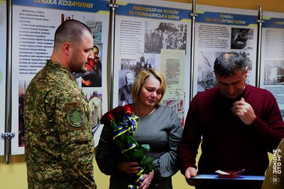 Батькам загиблого нацгвардійця Криси Руслана з Рівненщини вручили орден "За мужність" III ступеня Батькам загиблого нацгвардійця Криси Руслана з Рівненщини вручили орден "За мужність" III ступеня