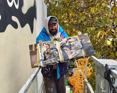 "Там очі сина, його справжні": у Кам'янці Подільському на Хмельниччині створюють мурал на честь загиблого бійця "Там очі сина, його справжні": у Кам'янці Подільському на Хмельниччині створюють мурал на честь загиблого бійця