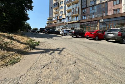 Стан міжбудинкового проїзду на вулиці Залозецького, 107 у Чернівцях