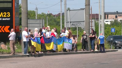 Учасників благодійного пішого марафону з Гааги до Києва зустріли у Рівному Учасників благодійного пішого марафону з Гааги до Києва зустріли у Рівному