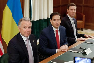 Cпецпосланці президента США Стів Віткофф (ліворуч) і Джаред Кушнер та державний секретар Марко Рубіо (у центрі) на зустрічі з українськими посадовцями в Халландейл-Біч у штаті Флорида, США, 30 листопада 2025 року Cпецпосланці президента США Стів Віткофф (ліворуч) і Джаред Кушнер та державний секретар Марко Рубіо (у центрі) на зустрічі з українськими посадовцями в Халландейл-Біч у штаті Флорида, США, 30 листопада 2025 року