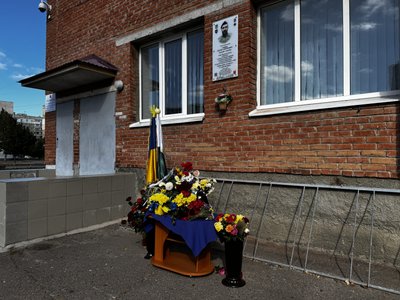 У Полтаві відкрили меморіальну дошку загиблому захиснику Сергію Грінці У Полтаві відкрили меморіальну дошку загиблому захиснику Сергію Грінці