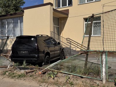 У Дніпрі водійка Toyota протаранила паркан і врізалася в будівлю дитячого садочка У Дніпрі водійка Toyota протаранила паркан і врізалася в будівлю дитячого садочка