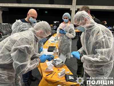 Київські поліцейські отримали обладнання для експрес-аналізу ДНК від США Київські поліцейські отримали обладнання для експрес-аналізу ДНК від США