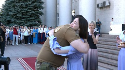 У Кропивницькому двоє військових приїхали з передової на вручення золотих медалей донькам У Кропивницькому двоє військових приїхали з передової на вручення золотих медалей донькам