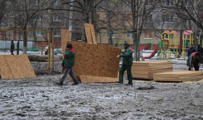 Комунальники ліквідують наслідки обстрілу Дружківки 5 лютого. Фото: Дружківська МВА/Telegram