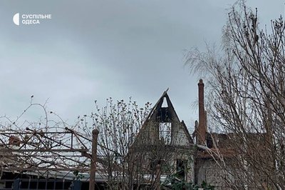 Пошкоджені будинки, гаражі та автомобілі: фото наслідків нічної атаки дронами по Одещині Пошкоджені будинки, гаражі та автомобілі: фото наслідків нічної атаки дронами по Одещині
